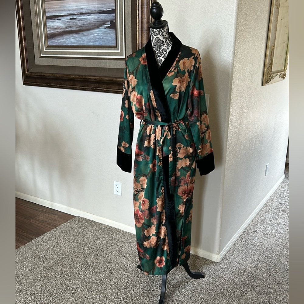 Kim+Ono Floral Satin and Velvet Robe